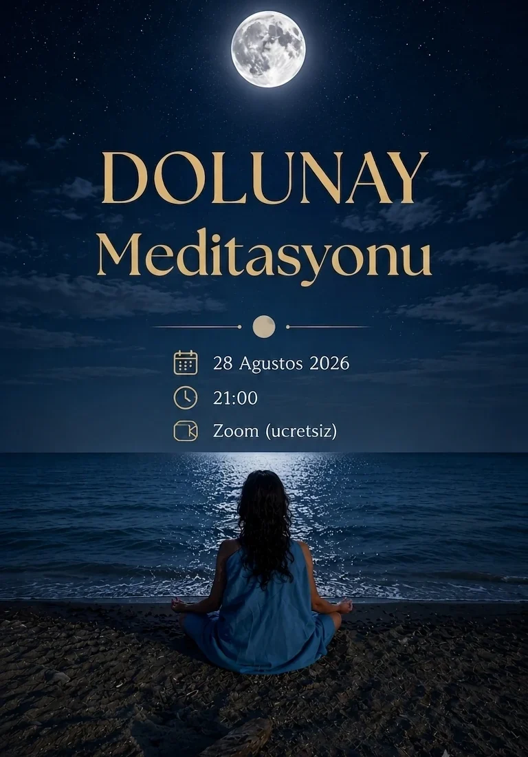 Dolunay Meditasyonu afişi: deniz kıyısında meditasyon yapan bir kadın ve dolunay; 28 Ağustos 2026, saat 21:00, Zoom üzerinden ücretsiz