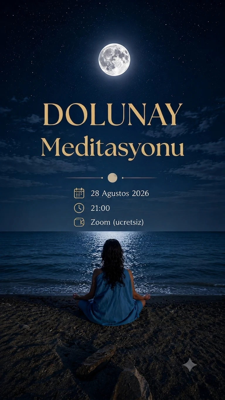 Dolunay Meditasyonu afişi: deniz kıyısında meditasyon yapan bir kadın ve dolunay. 28 Ağustos 2026, saat 21:00, Zoom üzerinden ücretsiz.